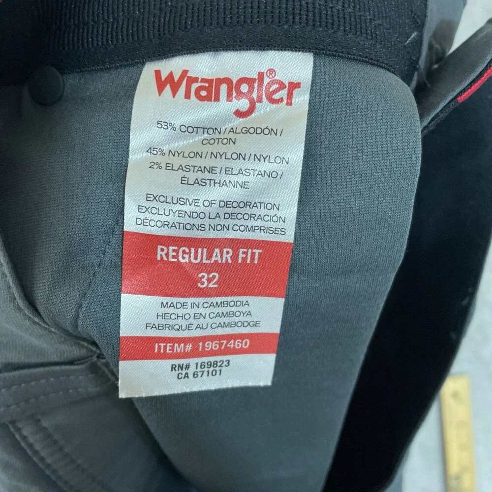 NWOT Wrangler Men's 32 Gray Regular Fit Cargo Shorts Lightweight